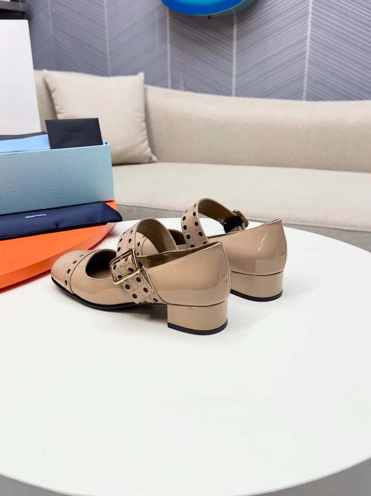 👟👟Ex-factory price 600👟👟🛒…………PRADA 2025 series loafers! At first glance, it looks both classic and versatile! No need to worry about the texture and feel of your feet! 🕳️🕳️🕳️ ____________________✍️ The simple combination is very eye-catching and atmospheric. I sincerely recommend you to buy it! Extremely versatile! Its square toe design is suitable for all kinds of female foot shapes and can be easily controlled. It is comfortable on the foot and does not squeeze the foot. The soul of the whole pair of shoes is the bias-cut design! The craftsmanship of this shoe upper is not easy to make. It seems to be quite simple, but it is much more expensive than making boots and has a high scrapability! ●━━━━━━───── Upper: imported soft cow patent leather ●━━━━━━───── Lining: silk lambskin, fine and firm leather, very soft and breathable ●━━━━━━───── Outsole: Imported Italian genuine leather outsole ➕Forefoot injection molding, high-grade and non-slip ●━━━━━━───── Heel height: 4.5cm ●━━━━━━───── Warm reminder: This shoe is an authentic sole series and you must pay attention to precautions when trying it on. Returns and exchanges are not supported if there are marks on the outsole. You can change the size and style within 15 days. Unconditional returns are not supported. Thank you for your support🙏🙏Happy cooperation.